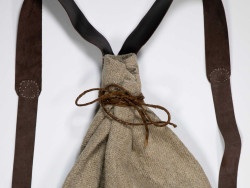 Miesten kansallispukuihin sopiva selkäreppu on valmistettu pellavasta ja nahasta. Kuva Suomen kansallispukukeskus