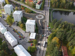 Länsi-Päijänteentien työmaa ilmasta kuvattuna, autoja, puita, kerrostaloja, Köyhälampi. Kuva Ari Heinonen