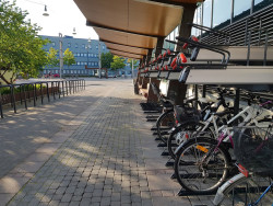 polkupyörät pysäköitynä katettuun pyöräparkkiin. Kuva Kati Kankainen
