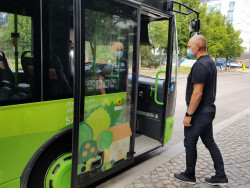 Kasvomaskia käyttävä mies menossa Linkki-linja-autoon. Kuva Katja Kauppila