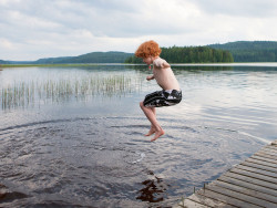 Pojat uimassa järvessä. Kuva Tero Takalo-Eskola